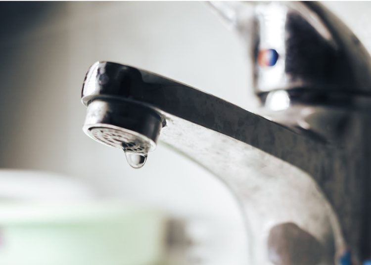 Periodista ucraniano dice a los residentes de Donbass que beban orina en medio de la escasez de agua