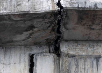 Grieta en el elevado de la Churchill con Kennedy preocupa a conductores y transeúntes