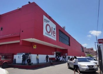 Supermercados lucen normales pese a alerta por huracán Erin