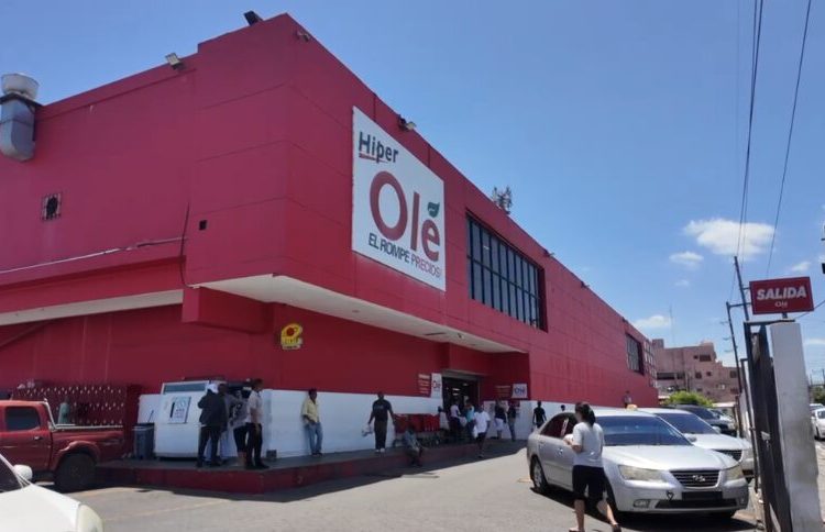 Supermercados lucen normales pese a alerta por huracán Erin