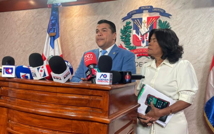 Tobías Crespo somete proyecto de ley para impulsar ciudadanía digital y municipios inteligentes