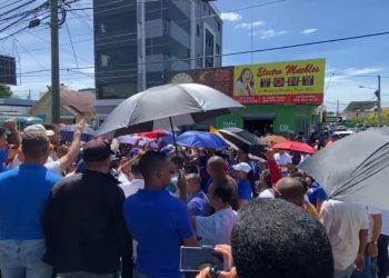 Movimiento popular y ADP protestan frente a oficinas de EDENORTE por apagones