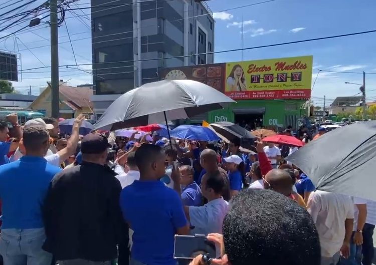 Movimiento popular y ADP protestan frente a oficinas de EDENORTE por apagones