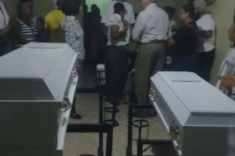 Desde anoche están siendo velados en Cotuí los restos de la madre y sus tres hijos por envenenamiento en SDE