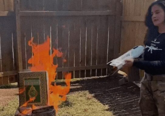 Candidata colombiana a Congreso de EEUU quema ejemplar del Corán y llama a parar el Islam