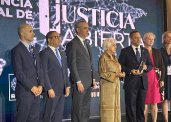 Milagros Ortiz Bosch recibe reconocimiento en Conferencia Internacional de Justicia Abierta