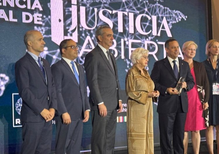 Milagros Ortiz Bosch recibe reconocimiento en Conferencia Internacional de Justicia Abierta