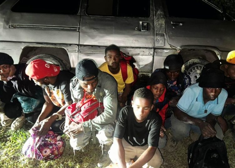 Ejército detiene a 11 indocumentados abandonados en vehículo en San Juan de la Maguana