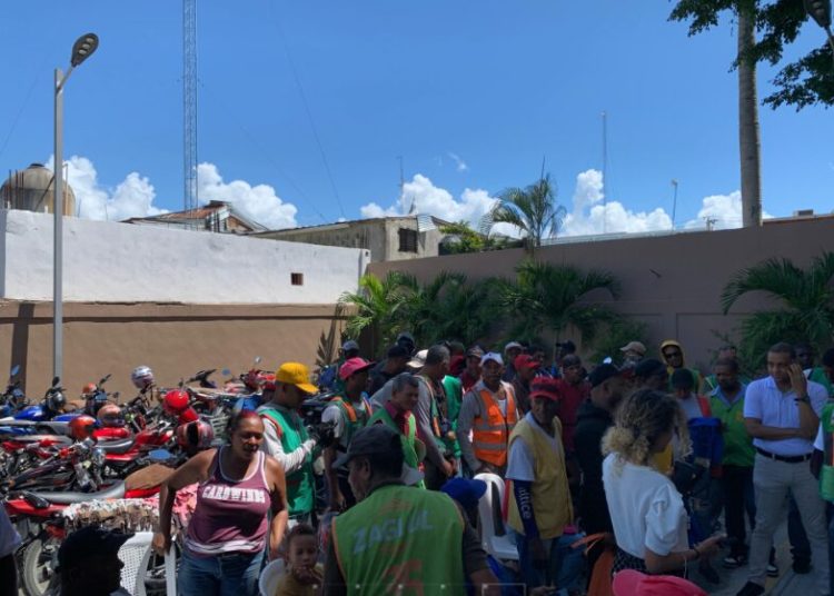 Programa “Plástico por Escolar” se expande a San Pedro de Macorís con entrega de más de 300 mochilas