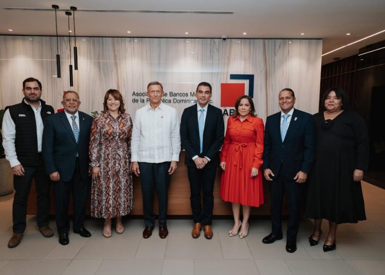 Sugieren formalizar remesas para facilitar acceso al crédito