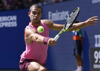 Alcaraz elimina a Rinderknech y avanza a cuartos en Nueva York