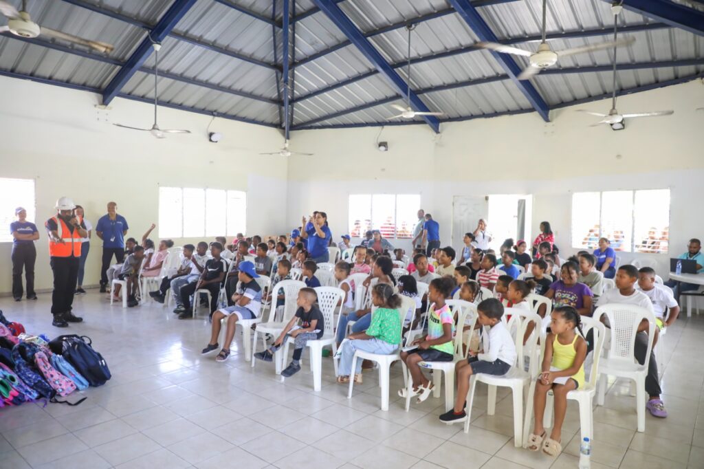 Colaboradores de Edeeste apadrinan niños de escasos recursos con entrega de útiles escolares - Noticias de hoy en República Dominicana | De Último Minuto