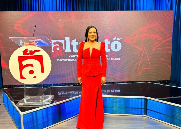 Colombia Alcántara recibe reconocimiento especial por su Trayectoria en la Comunicación