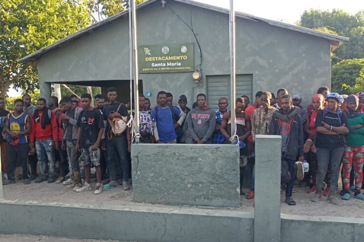 Drones detectan y detienen a 53 haitianos en Montecristi