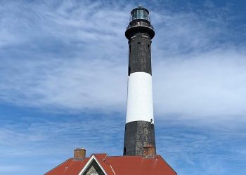 Hombre muere tras lanzarse desde el faro de Fire Island; autoridades investigan