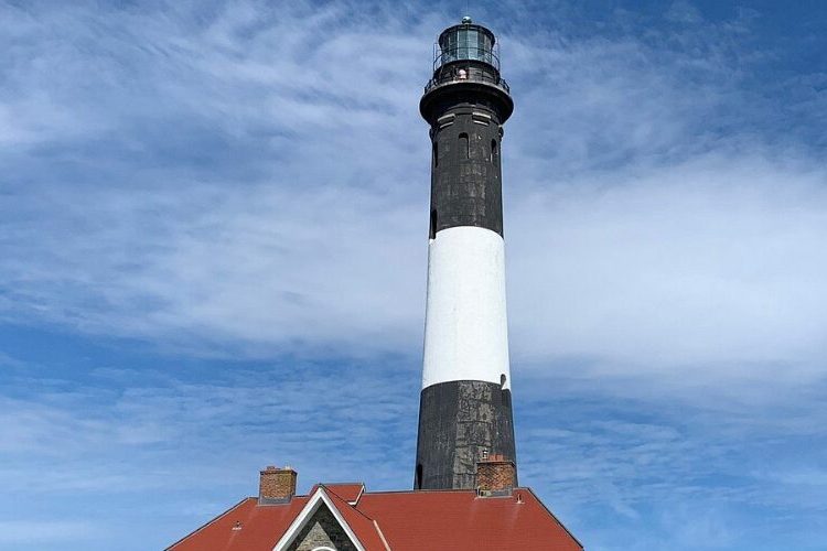 Hombre muere tras lanzarse desde el faro de Fire Island; autoridades investigan