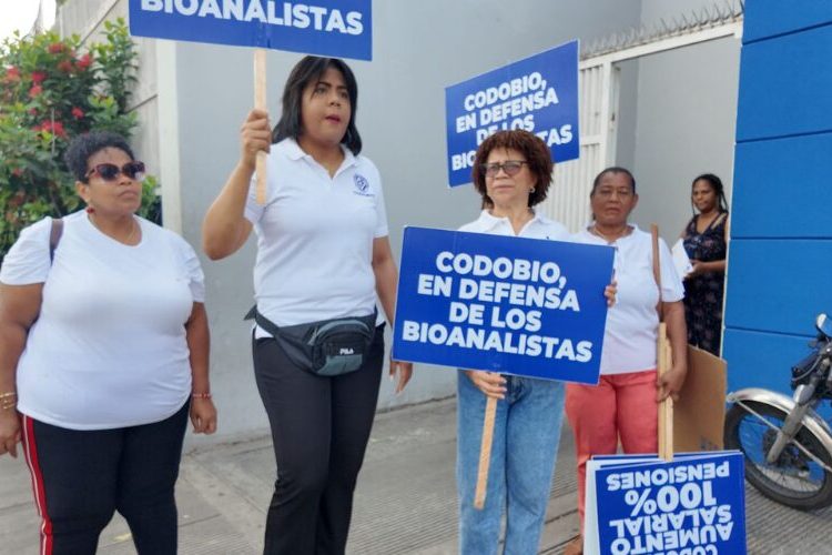 Gremios del sector salud protestan en demanda de aumento salarial y pensiones dignas