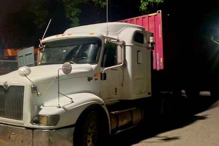 Ocultan haitiano indocumentado en patana; dos detenidos en San Juan