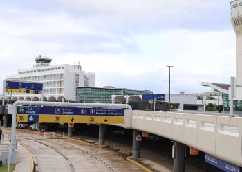 Cancelan una veintena de vuelos entre Puerto Rico y otras islas del Caribe por huracán Erin