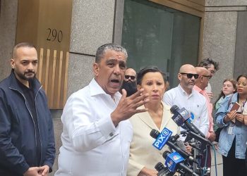 ICE bloquea ingreso de congresistas de New York a centros de detención