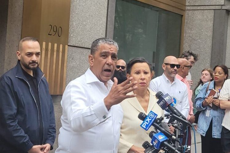 ICE bloquea ingreso de congresistas de New York a centros de detención