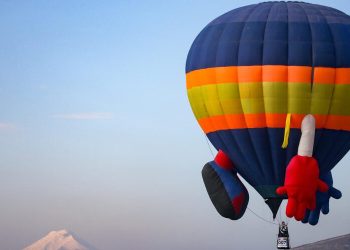 El cielo de Quito en Ecuador se llena de color con más de 20 globos aerostáticos
