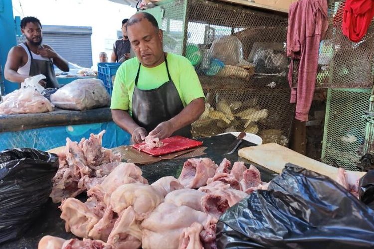 «El pollo ya es para ricos»: comerciantes y consumidores preocupados por alza de precios