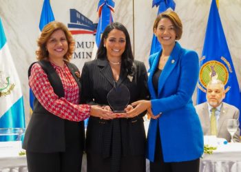 PARLACEN reconoce a Celinés Toribio como Mujer Migrante Destacada