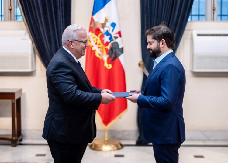 Embajador dominicano presenta Cartas Credenciales ante presidente de Chile