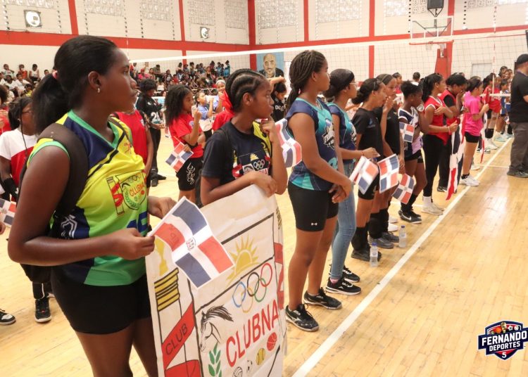 Se intensifica la lucha por en el convivio de mini voleibol femenino con 16 equipos en busca de semifinales
