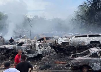 Voraz incendio consume más de 60 vehículos en taller de Aguayo, SFM