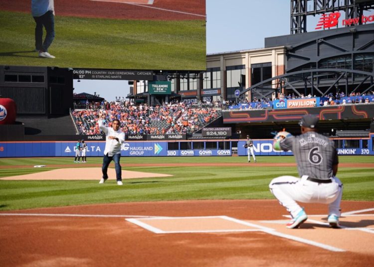 Ministro Kelvin Cruz lanza primera bola en el Citi Field