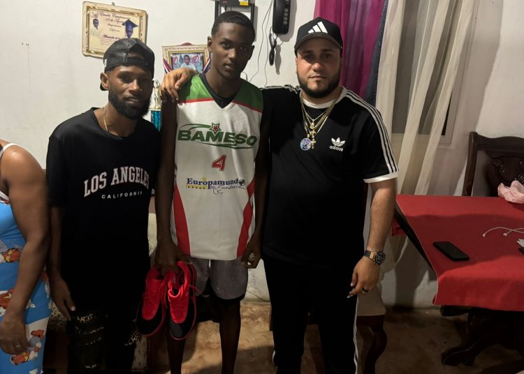 Joven dominicano recibe apoyo económico para participar en juegos de baloncesto de intercambio en EE.UU.