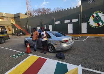 Ejército detiene hombre que llevaba extranjero indocumentado oculto en el baúl de un vehículo