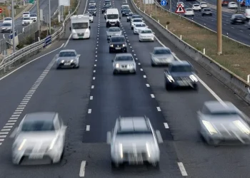 Tráfico con retenciones en la entrada a Madrid y en las carreteras a las playas andaluzas