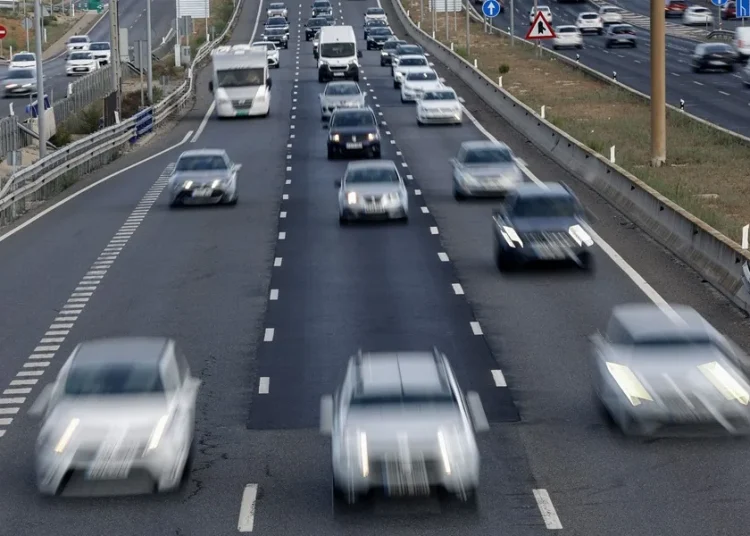 Tráfico con retenciones en la entrada a Madrid y en las carreteras a las playas andaluzas