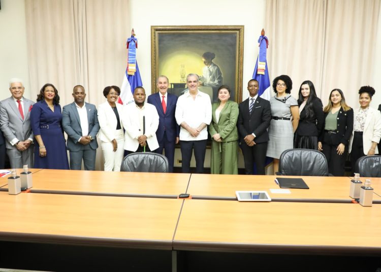 Presidente Abinader despide nuevos becarios Fulbright-MESCyT 2025-2027