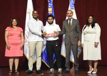 MESCyT e ITLA realizan entrega de 350 becas nacionales a estudiantes en carreras STEAM