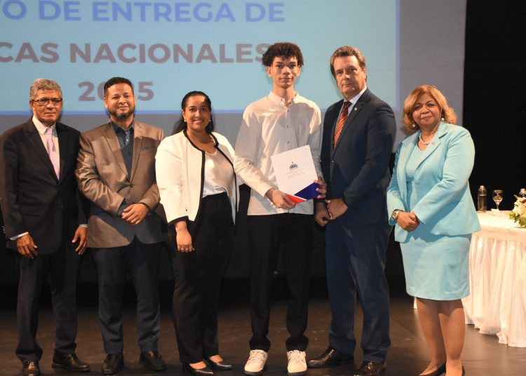 MESCyT otorga 110 becas a estudiantes de la Universidad Domínico-Americano y Ucateba