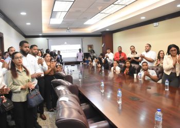 MESCyT entrega 114 becas internacionales a estudiantes para maestrías