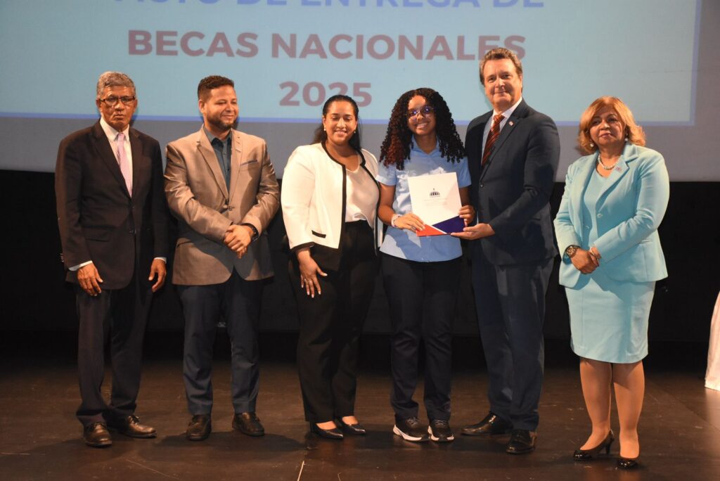MESCyT otorga 110 becas a estudiantes de la Universidad Domínico-Americano y Ucateba - Noticias de hoy en República Dominicana | De Último Minuto