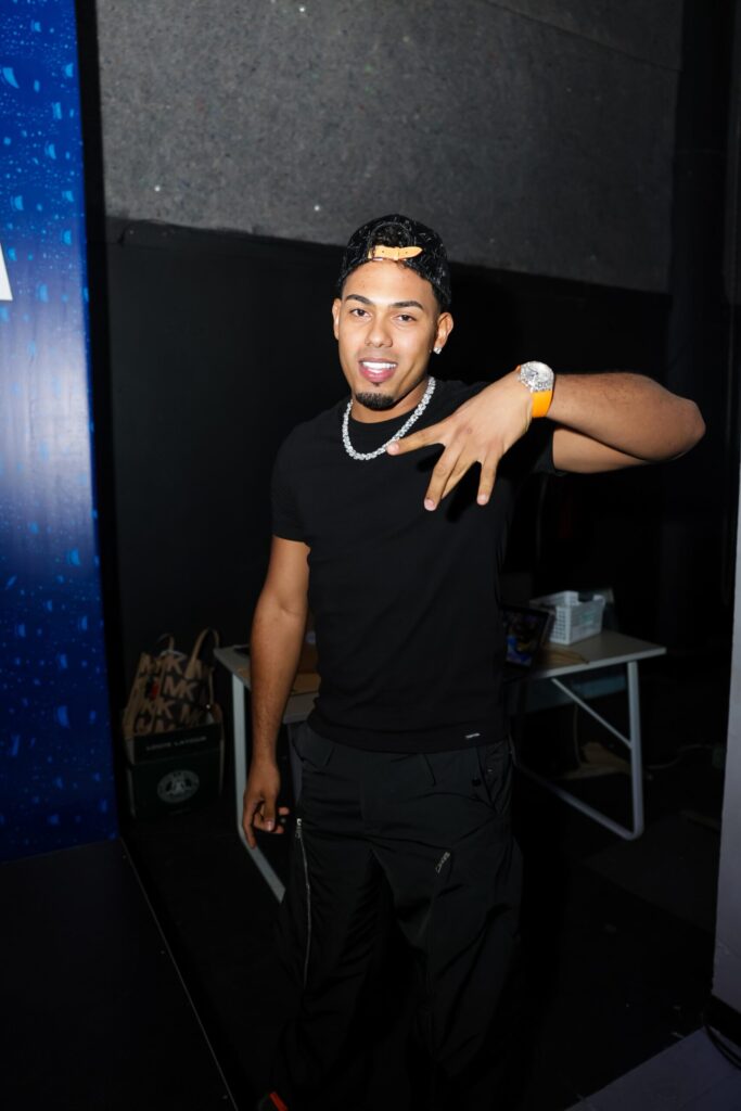 Mike Towers: “Gracias a mi pueblo dominicano que siempre está conmigo” | 2 | Mike Towers: “Gracias a mi pueblo dominicano que siempre está conmigo” - Noticias de hoy en República Dominicana | De Último Minuto