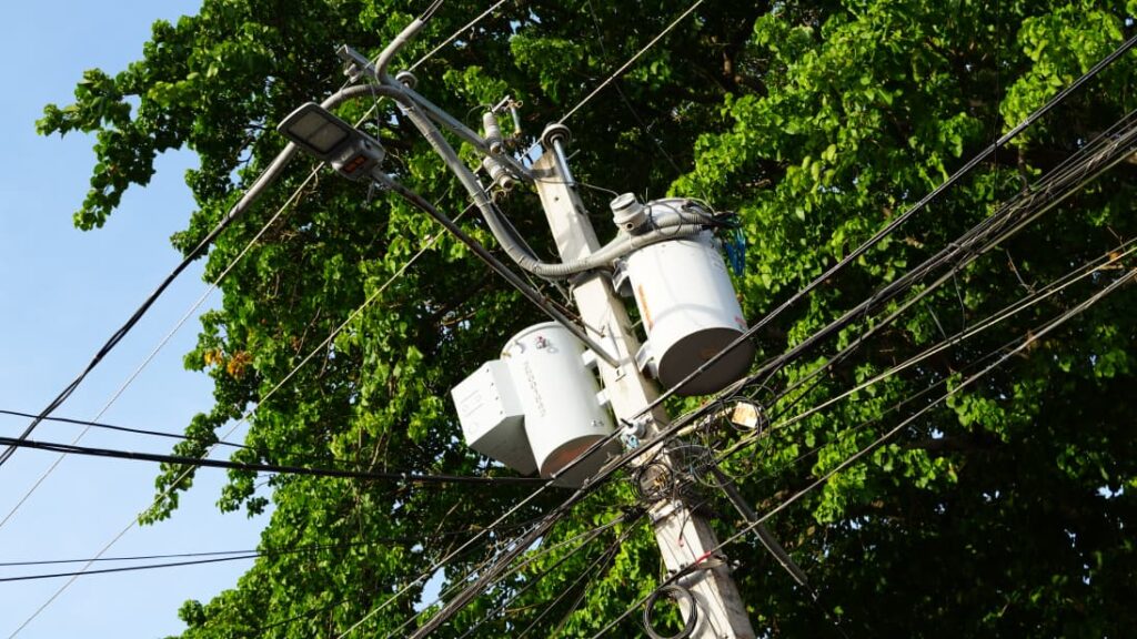 Moradores de Invivienda al grito por constantes apagones y alzas en la factura eléctrica - Noticias de hoy en República Dominicana | De Último Minuto