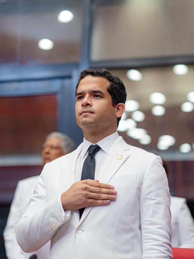 Omar Fernández se compromete a "seguir dándolo todo en esta nueva legislatura" - Noticias de hoy en República Dominicana | De Último Minuto