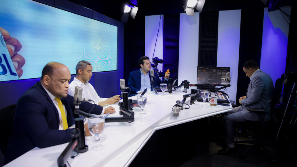 Panelistas de Politikal manifiestan preocupación por "filtración" de decretos en el gobierno - Noticias de hoy en República Dominicana | De Último Minuto