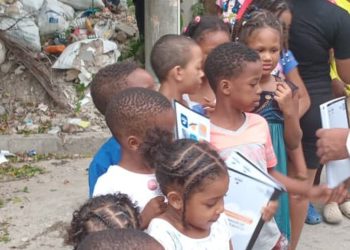 Fundación Vecinos Unidos de Herrera entrega útiles escolares en El Café