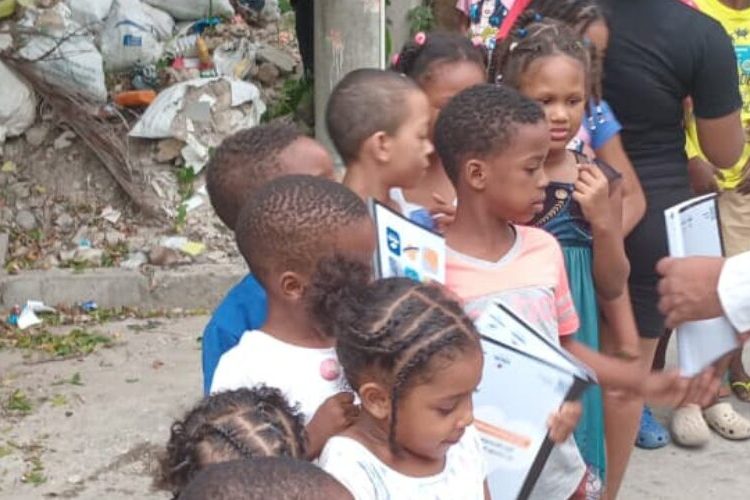 Fundación Vecinos Unidos de Herrera entrega útiles escolares en El Café