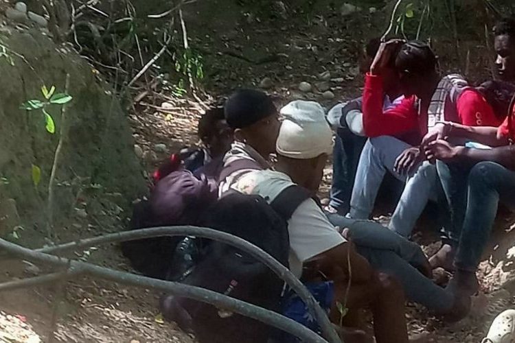 Ejército detiene a siete nacionales haitianos cuando cruzaban río en San Juan de la Maguana