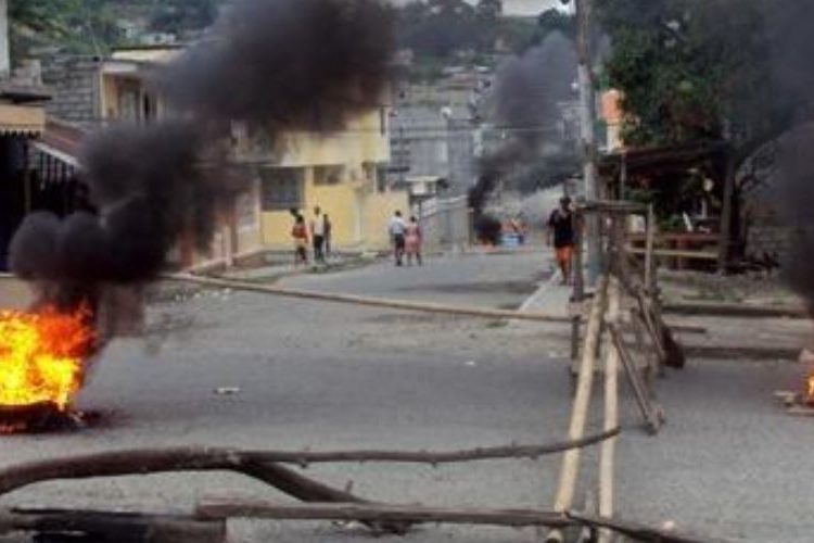 Residentes de Monte Rojo protestan por más de un año sin agua potable