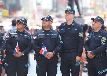 PN presenta nuevo uniforme durante participación en la Gran Parada Dominicana junto a la NYPD